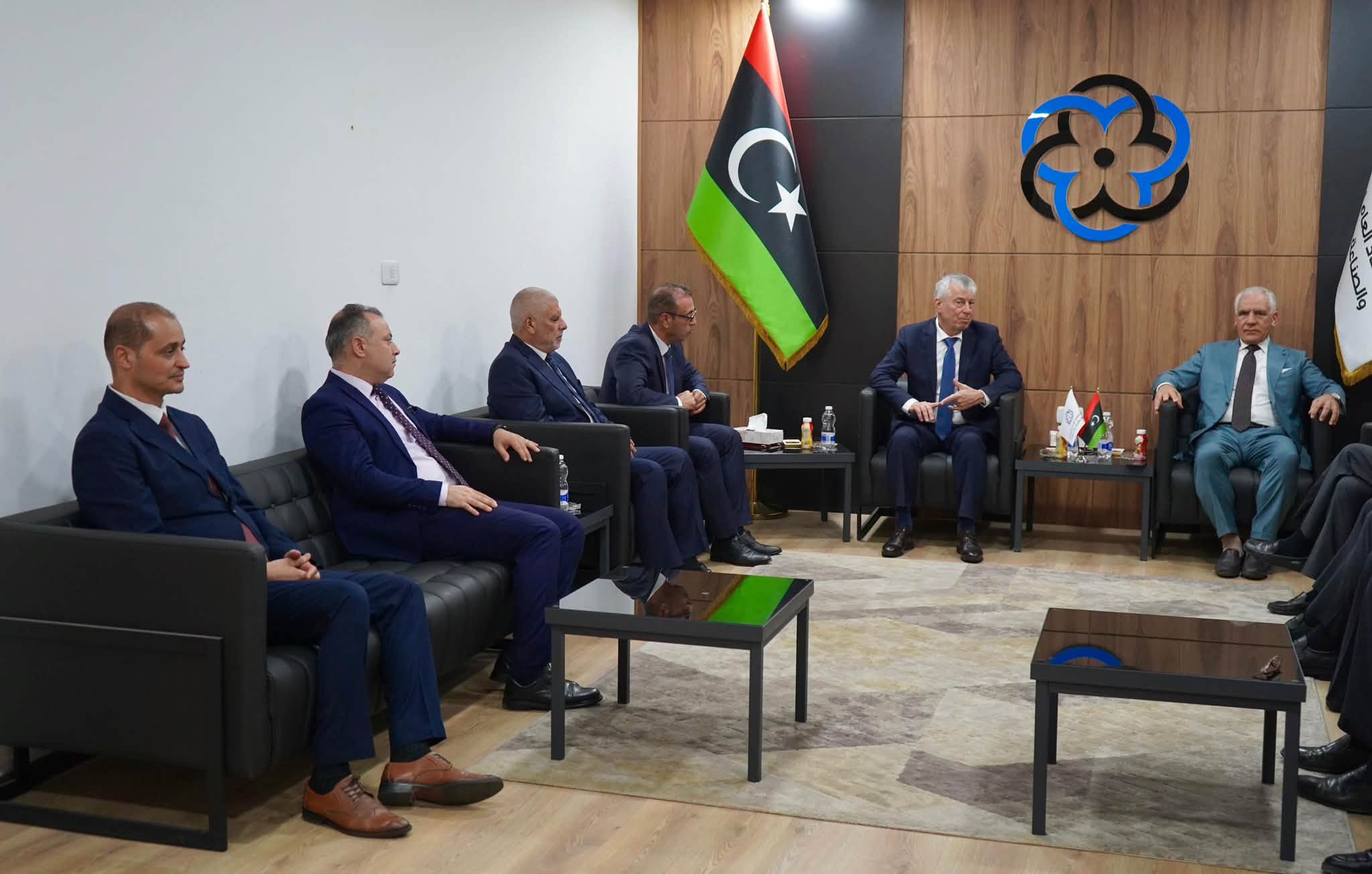 وزير الصناعة يعقد سلسلة لقاءات في ليبيا لتعزيز التعاون الاقتصادي والصناعي
